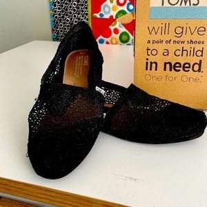 Tom’s Black. Crochet Size 9